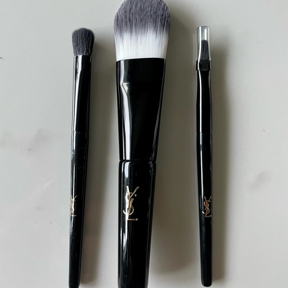 New - Yves Saint Laurent 3-piece brush kit and carrying case - Picture 4 of 5